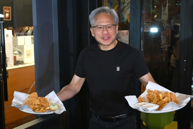 젠슨 황, T1 PC방에서 리그 오브 레전드 선수단과 만남 관련 이미지